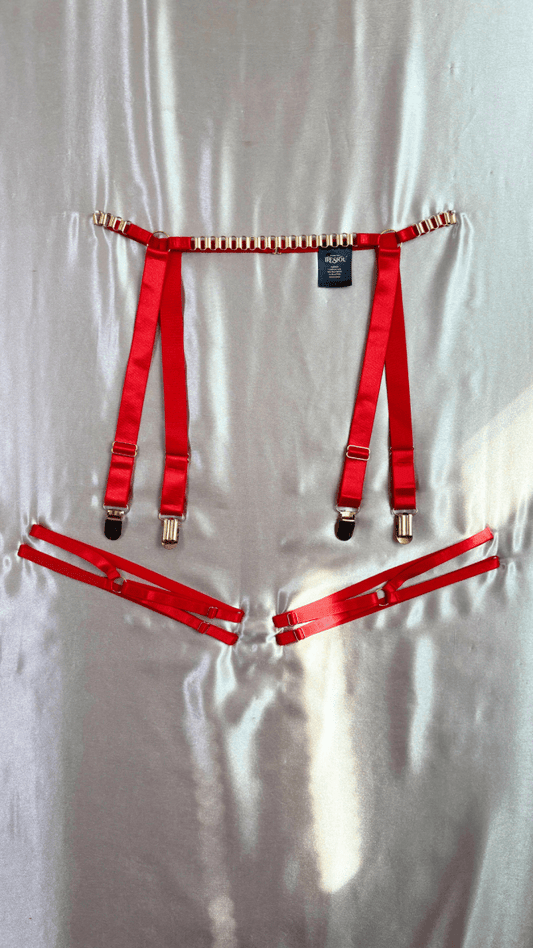 Roses are Red and Chains Garter - TRÈS FOU OR SOMETHING