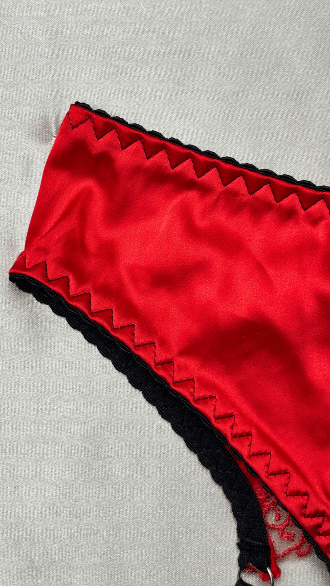 Scarlett Garter - TRÈS FOU OR SOMETHING