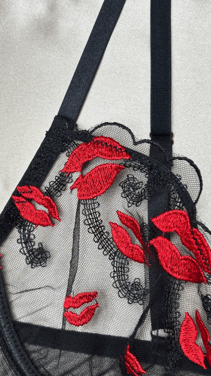 XOXO Black Bra - TRÈS FOU OR SOMETHING