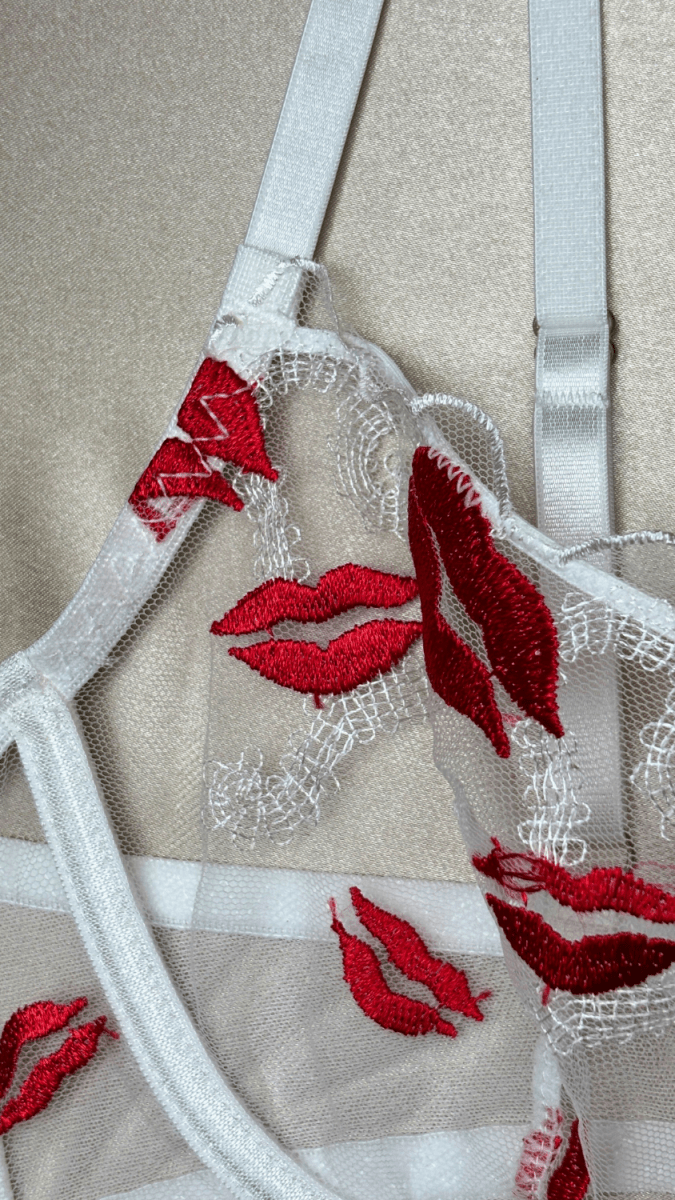 XOXO White Bra - TRÈS FOU OR SOMETHING