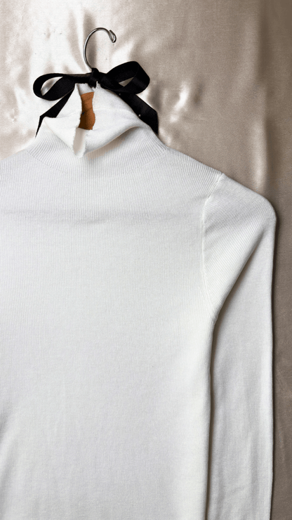 CozyComfort Fitted Long Sleeve White Turtleneck Top - TRÈS FOU OR SOMETHING