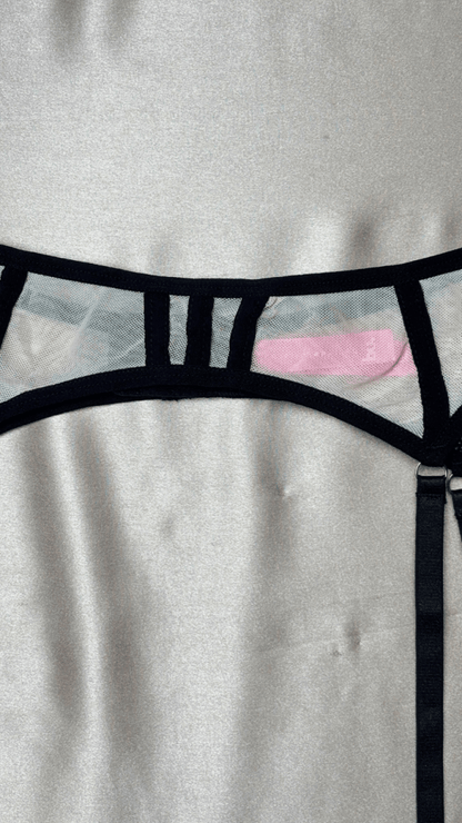 Cruella Garter - TRÈS FOU OR SOMETHING