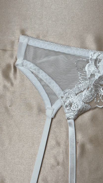 Eden White Garter - TRÈS FOU OR SOMETHING