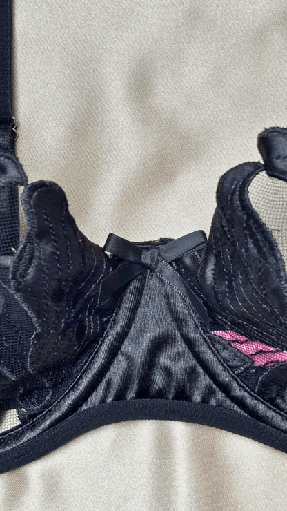 Elle Black Bra - TRÈS FOU OR SOMETHING