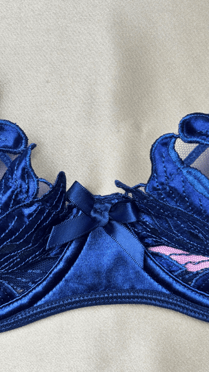 Elle Blue Bra - TRÈS FOU OR SOMETHING