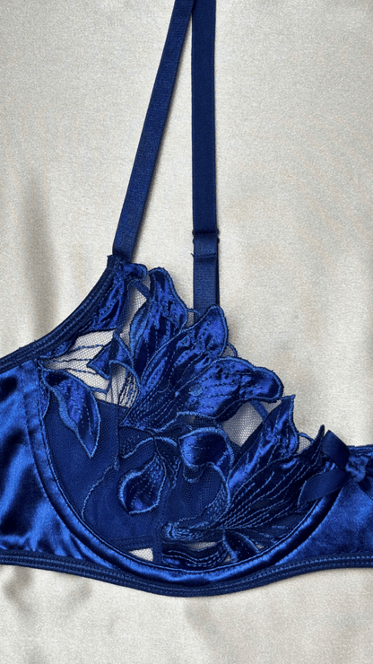 Elle Blue Bra - TRÈS FOU OR SOMETHING