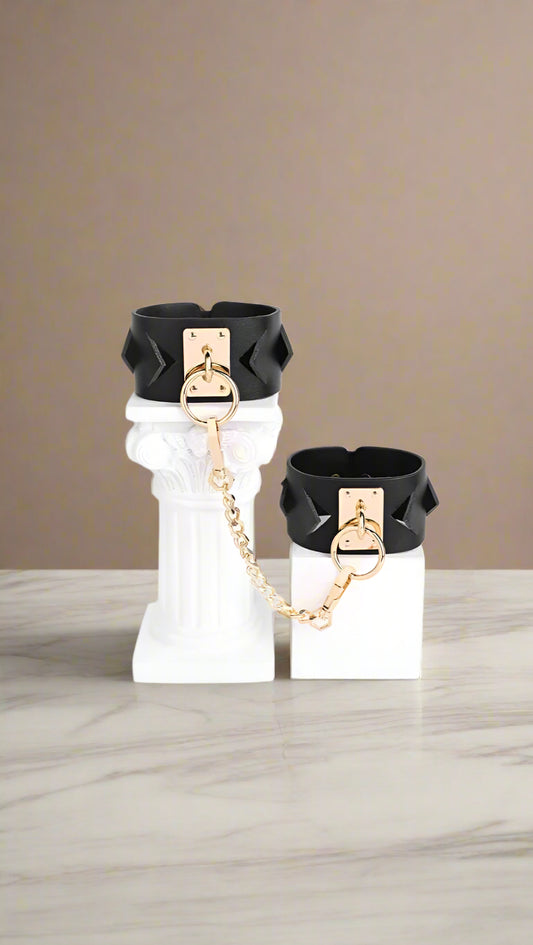 Golden Hand Cuffs - CHAMBRE 535