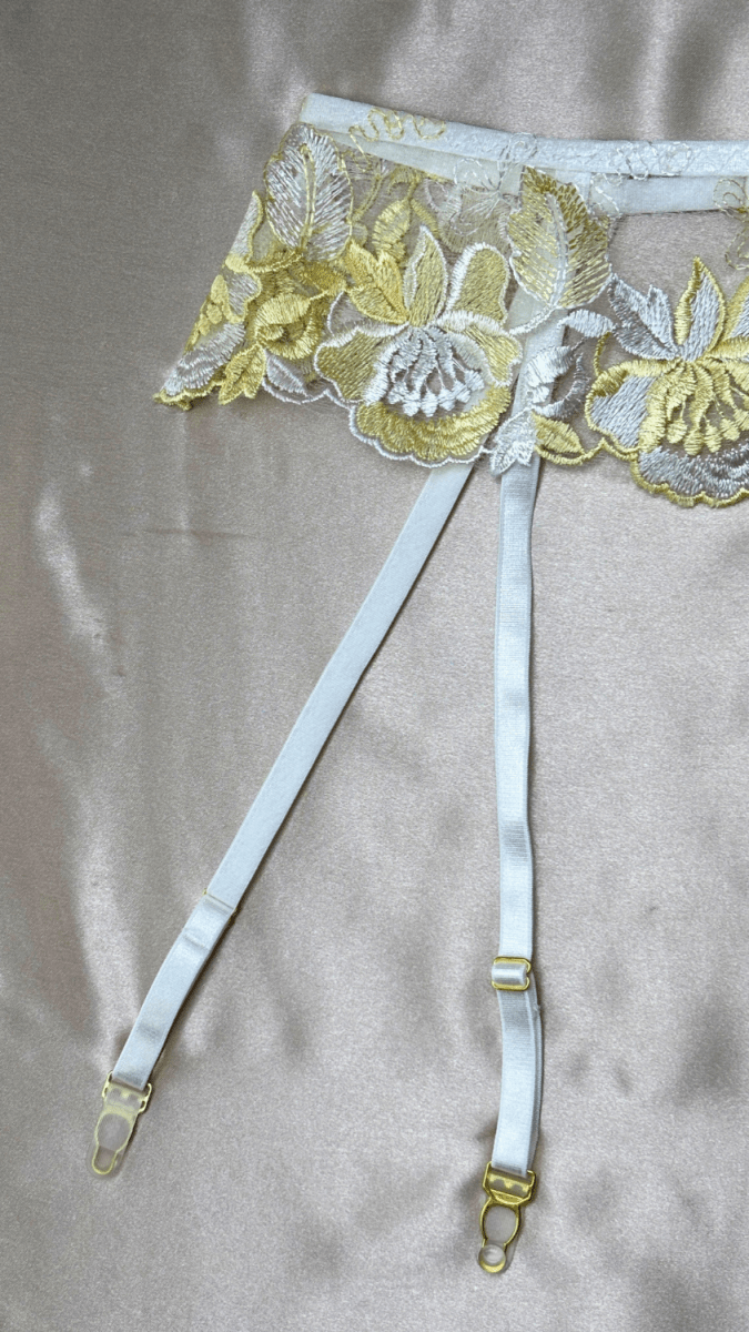 June Garter - TRÈS FOU OR SOMETHING