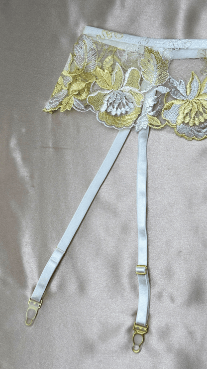 June Garter - TRÈS FOU OR SOMETHING