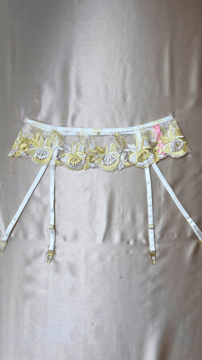 June Garter - TRÈS FOU OR SOMETHING