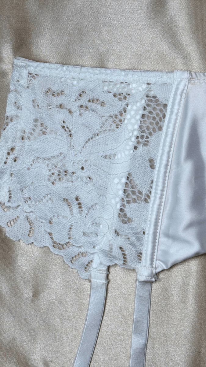 Lyla White Garter - TRÈS FOU OR SOMETHING