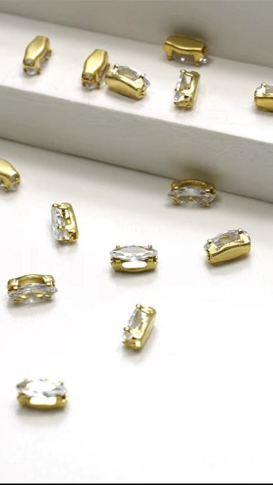 Mini Rectangle Gold Nail Charm - TRÈS FOU OR SOMETHING
