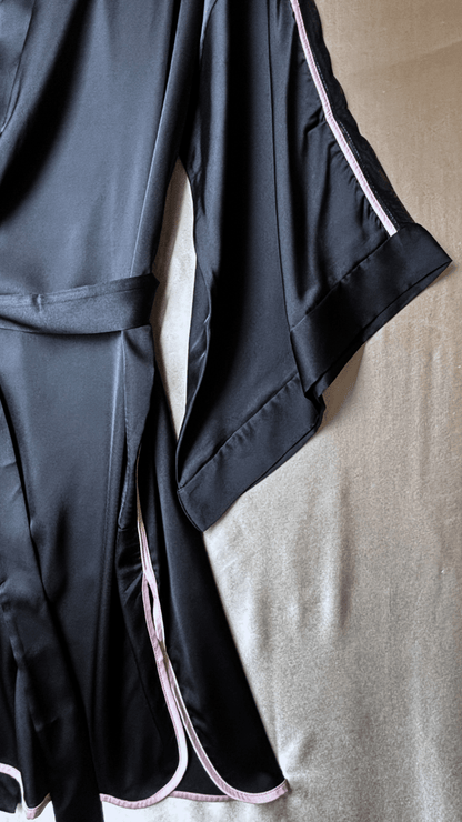 Pink Shoulders Black Robe - TRÈS FOU OR SOMETHING