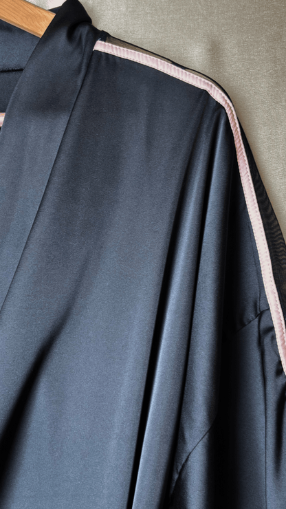 Pink Shoulders Black Robe - TRÈS FOU OR SOMETHING