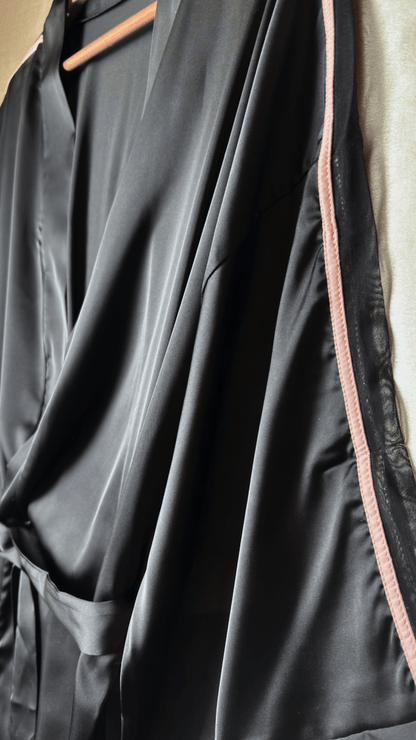 Pink Shoulders Black Robe - TRÈS FOU OR SOMETHING
