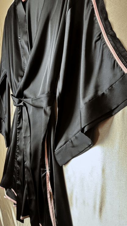 Pink Shoulders Black Robe - TRÈS FOU OR SOMETHING