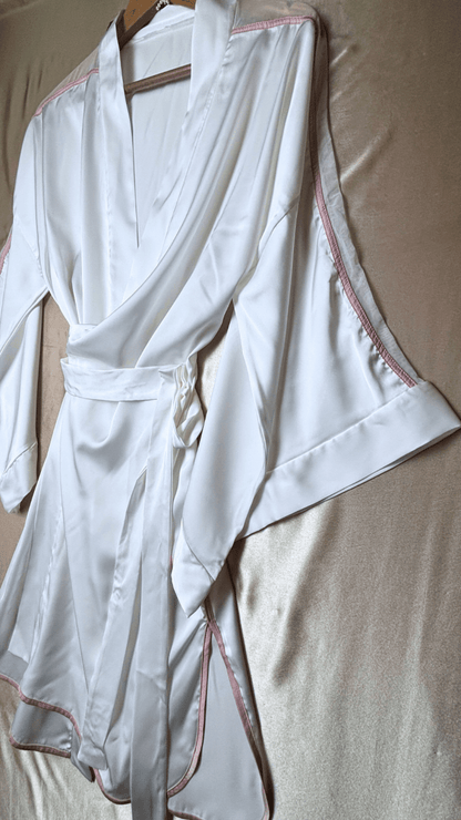 Pink Shoulders White Robe - TRÈS FOU OR SOMETHING