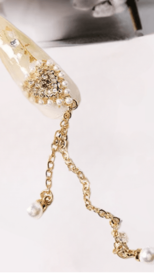 Queen Pearls Stringing Hearts Nail Charm - TRÈS FOU OR SOMETHING