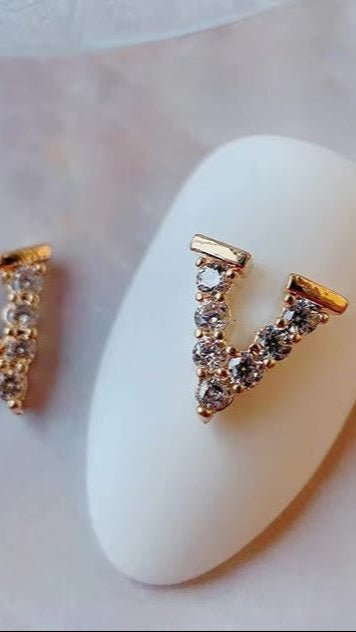 Sparkle V Gold Nail Charm - TRÈS FOU OR SOMETHING